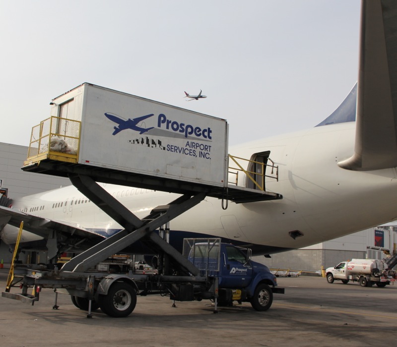 Airport services. Аэропорт карго. Navoiy Cargo. Карго через аэропорт. Буксировочный карго аэропорт.